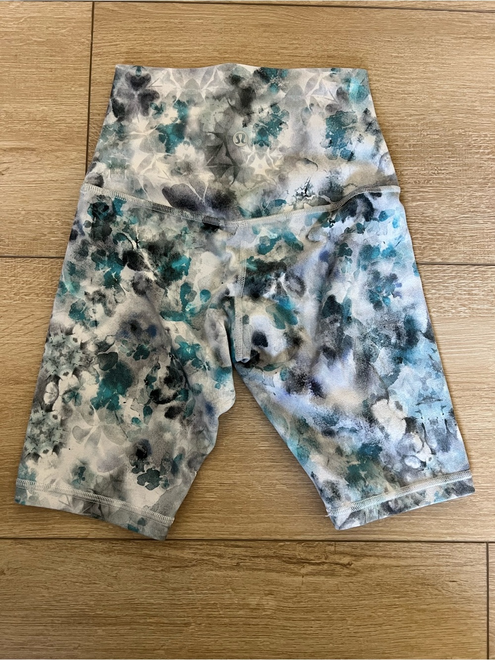 LULULEMON ALIGN HIGH RISE SHORTS 8” IN KALEIDOSCOPE MULTI PRINT size 0
